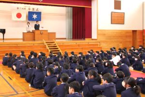 表彰式壇上に先生