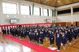 修了式整列する生徒