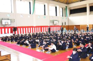 新任式並ぶ生徒