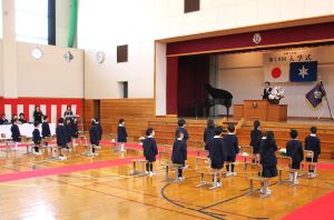 並ぶ新一年生