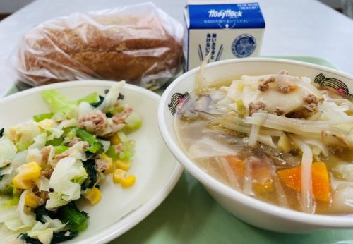 胡麻きな粉揚げパン、オニオンドレッシングサラダ