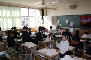 冬休みの宿題を配布中