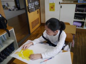 描画中女子