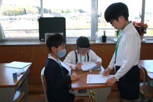 4年外国語三人で
