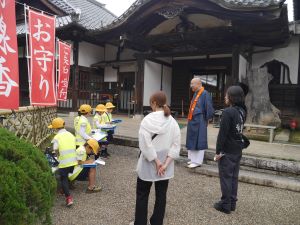 住職と談笑中