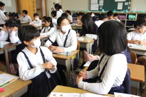 4年理科話し合っている女子