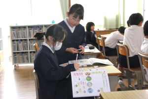 4年理科話し合う女子二人