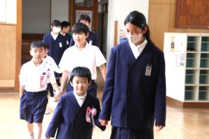 エスコートしてもらう女子