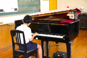 4年音楽伴奏の子