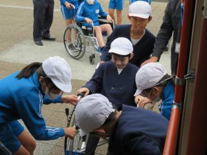 バス内部から車いすを引き上げて_1