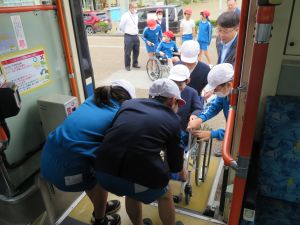 バス内部から車いすを引き上げて_2