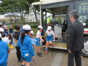 高齢者のバス乗車を疑似体験_2
