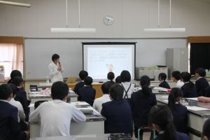 学校薬剤師の先生が説明 学校薬剤師の先生が説明