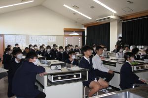 じっと講義に耳を傾ける じっと講義に耳を傾ける