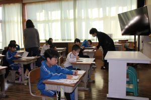 地域の方から書初め指導〈1年生〉_1