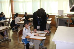 地域の方から書初め指導〈1年生〉_2
