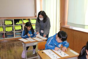 地域の方から書初め指導〈1年生〉_3