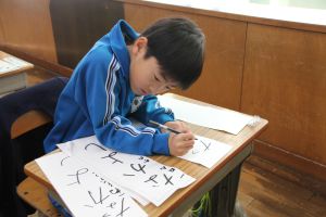 地域の方から書初め指導〈1年生〉_4