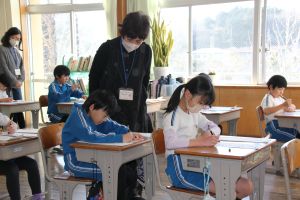 地域の方から書初め指導〈2年生〉_1