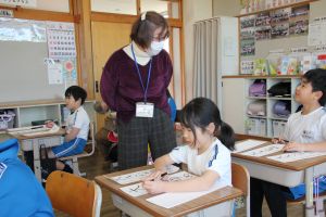 地域の方から書初め指導〈2年生〉_2