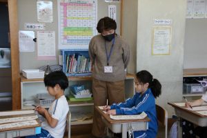 地域の方から書初め指導〈2年生〉_3