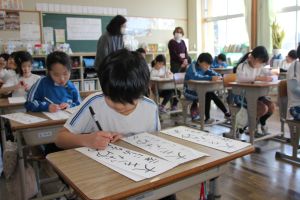 地域の方から書初め指導〈2年生〉_4