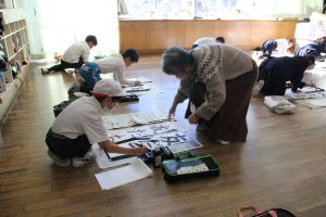 地域の方から書初め指導〈3年生〉_1