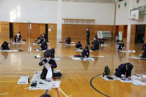 地域の方から書初め指導_1