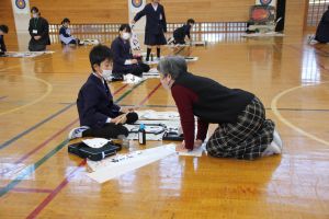 地域の方から書初め指導_2