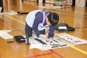 地域の方から書初め指導_3