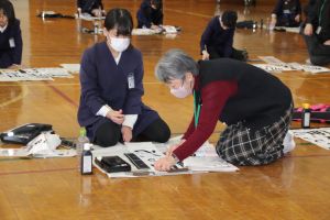 地域の方から書初め指導_4