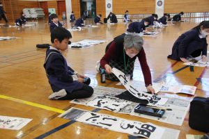 地域の方から書初め指導_5