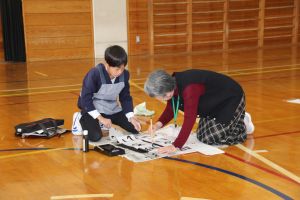 地域の方から書初め指導_6