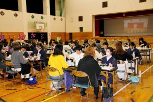 体育館で親子給食1 体育館で親子給食1