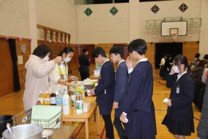 体育館で親子給食2 体育館で親子給食2