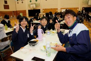体育館で親子給食3 体育館で親子給食3