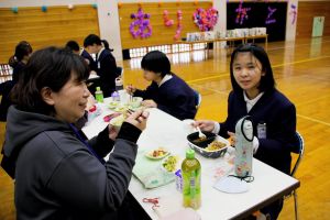 体育館で親子給食4 体育館で親子給食4