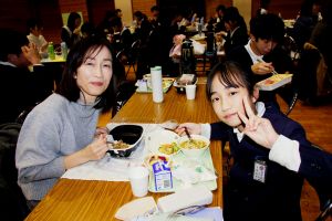 体育館で親子給食5 体育館で親子給食5