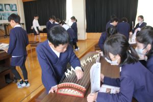 4年音楽お琴演奏4