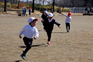 校庭で遊ぶ生徒たち1