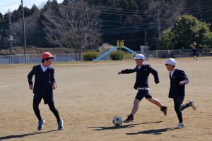 校庭で遊ぶ生徒たち2