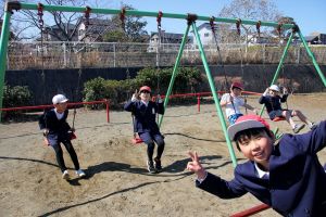 遊具で遊ぶ生徒たち2