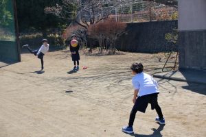 校庭で遊ぶ生徒たち3