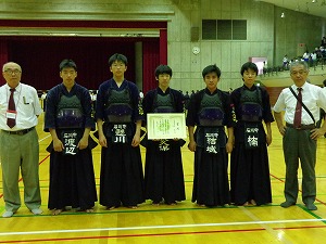 準優勝の賞状と団体メンバー