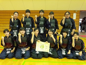 賞状を持って集合写真