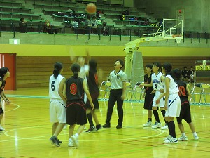 女子バスケ部試合開始のジャンプボール 女子バスケ部試合開始のジャンプボール