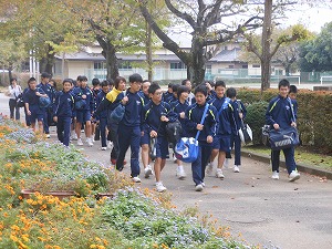 バスに向かう バスに向かう