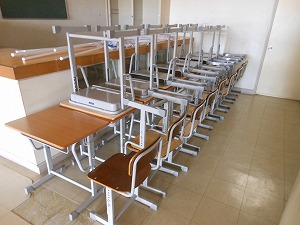 新しい机とイス 新しい机とイス