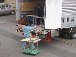 トラックから搬出
