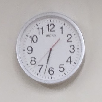 教室の電波時計
